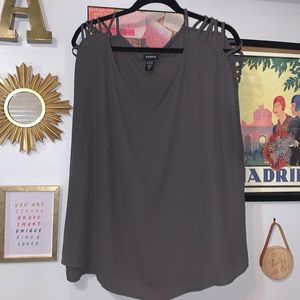 Grey blouse with slits at shoulders